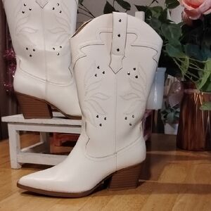 Universal Thread Cream Western Heeled Boots